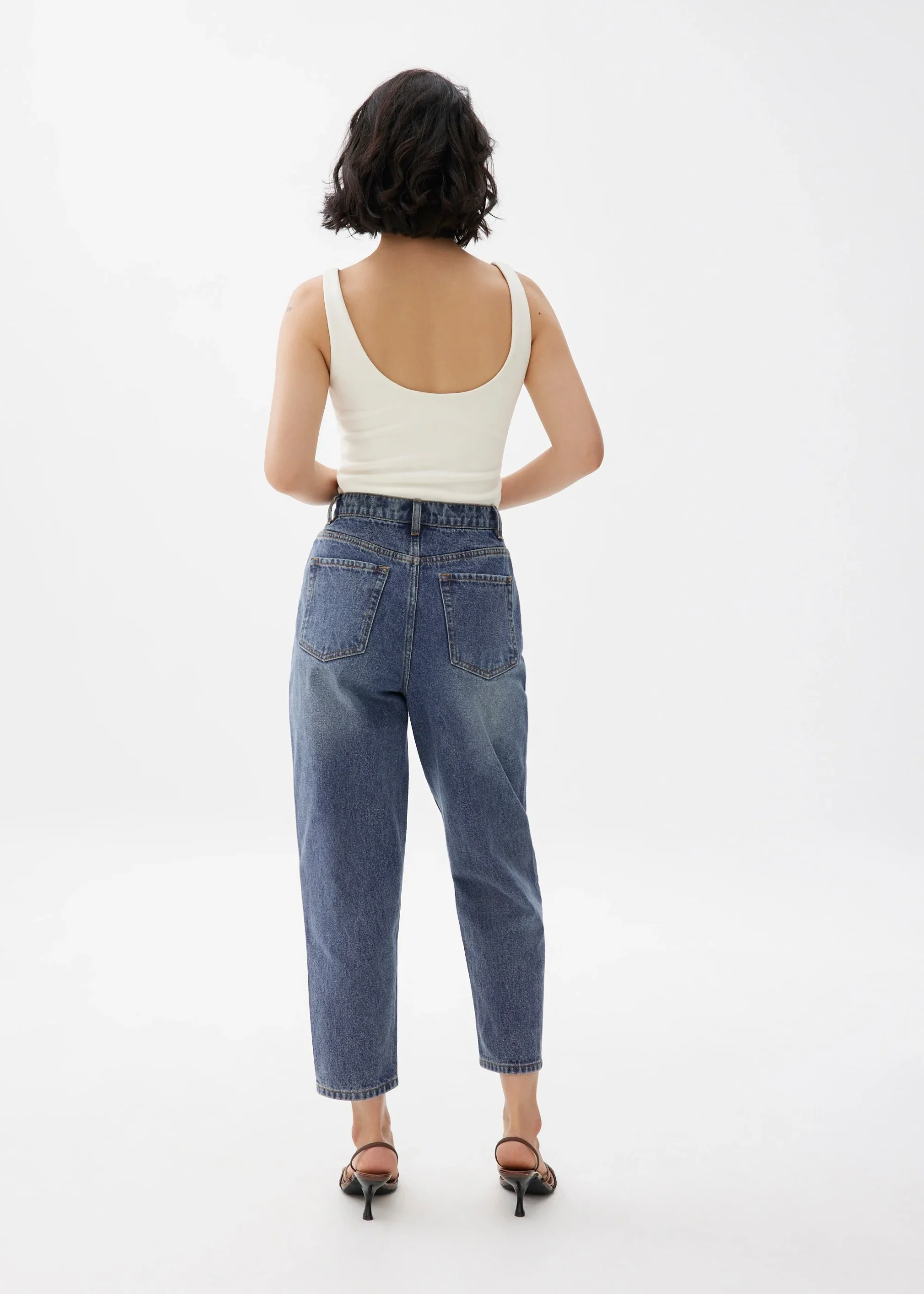 Cropped Mom Jeans - Image 4